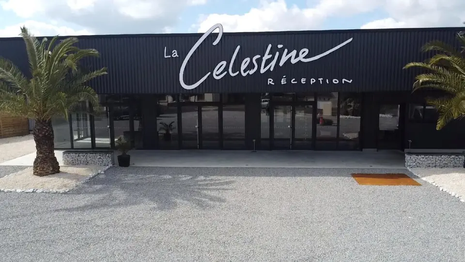 La Célestine — la salle de réception, extérieur jour