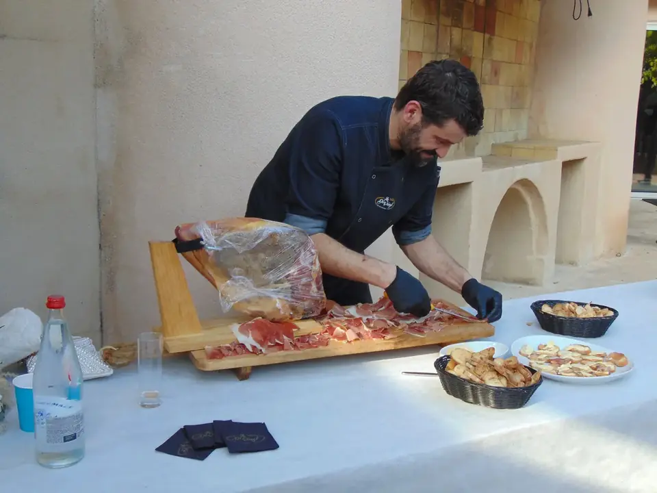 Le Chef à la découpe du jambon en terrasse