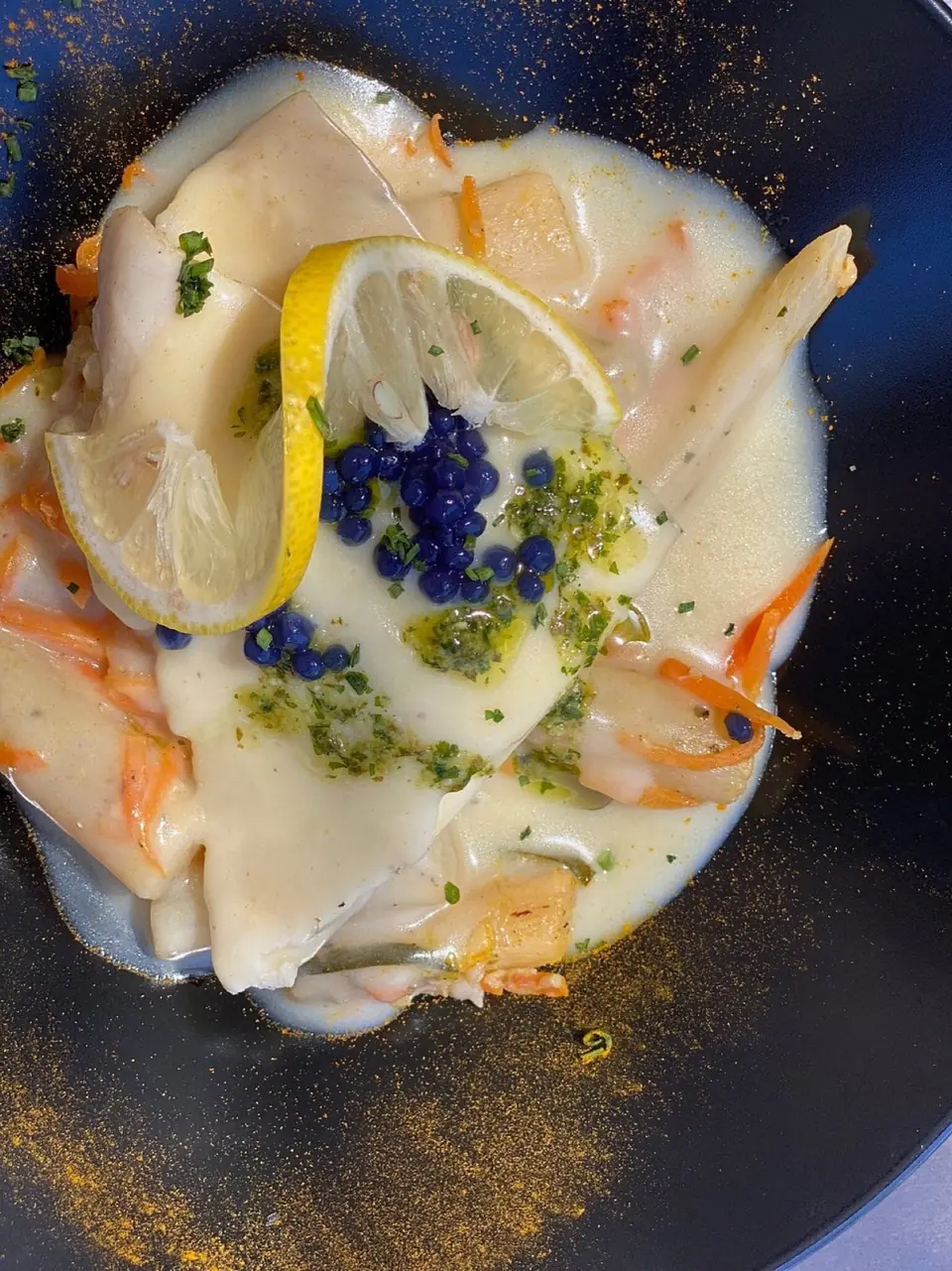 Poisson beurre blanc, perles bleues