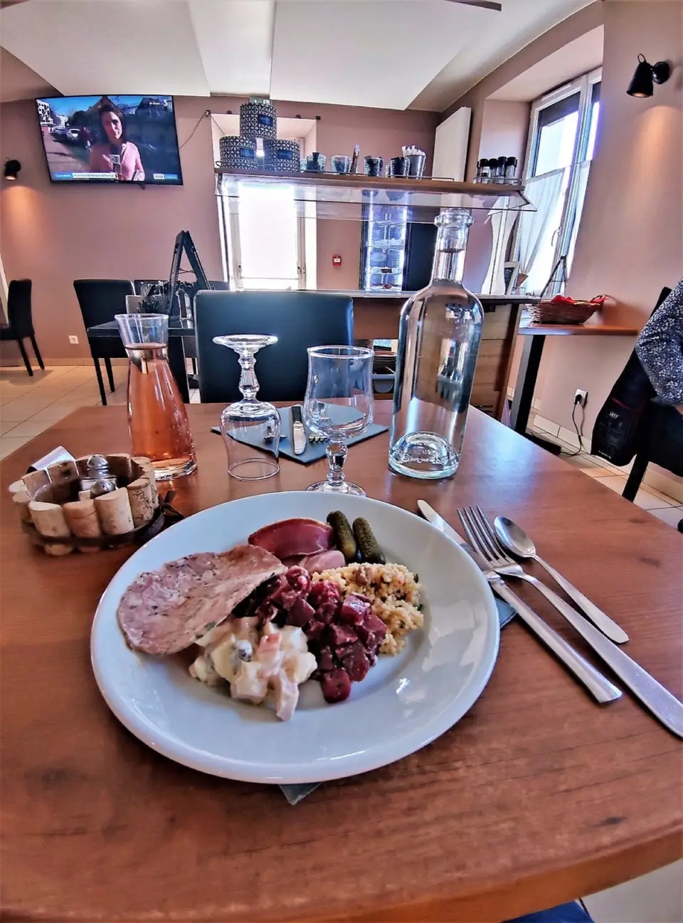La table dressée, assiette de charcuterie