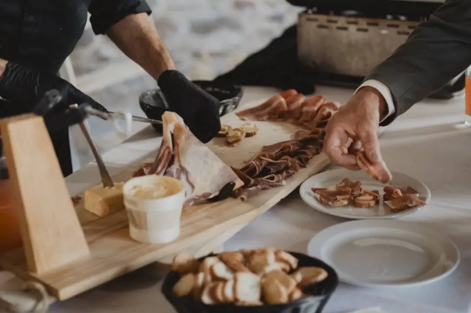 Planche de charcuterie dressée à la main